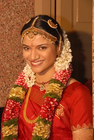 Pin by SA on Lehenga / Saree | South indian bride hairstyle, Hairstyles for  indian wedding on lehenga, Indian bride hairstyle