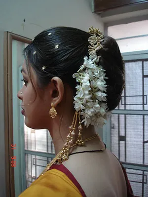 Marathi Wedding Makeup and Hair by Makeovers by Sukanya  wwwmakeoversbysukanyacom  Indian wedding hairstyles Bridal hair buns  Wedding hairstyles for long hair